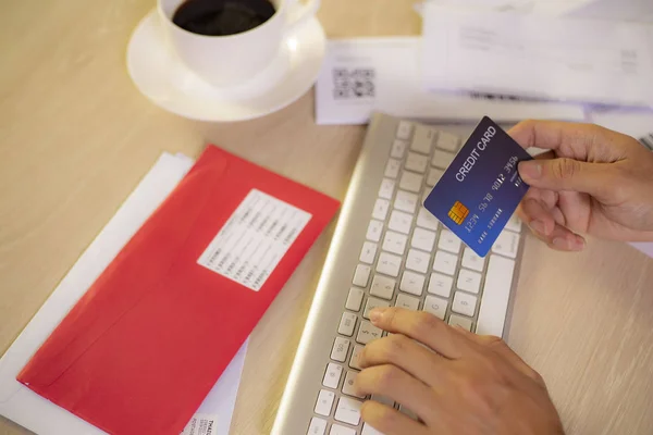 Usando tarjeta de crédito para la opción de pago de facturas — Foto de Stock