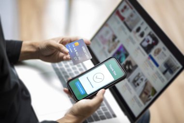 İnternet üzerinden bilgisayar ve kredi kartı alışverişi kullan