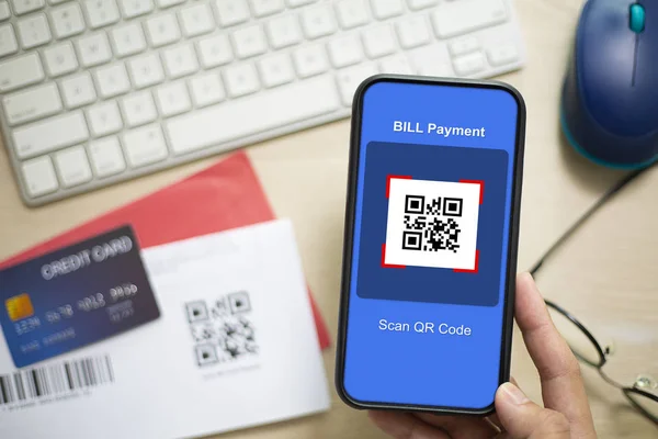 Usando Smartphone OR Code Scanning para billetera digital de facturas o cre — Foto de Stock