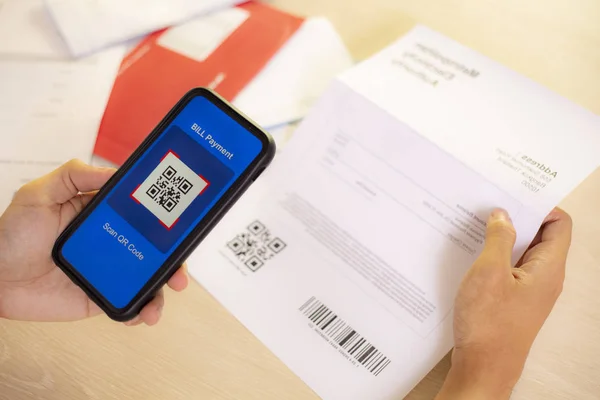 Usando Smartphone OU Code Scanning para fatura carteira digital ou cre — Fotografia de Stock