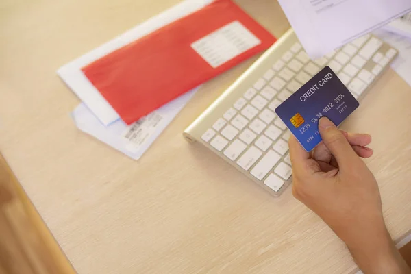 Usando tarjeta de crédito para la opción de pago de facturas — Foto de Stock
