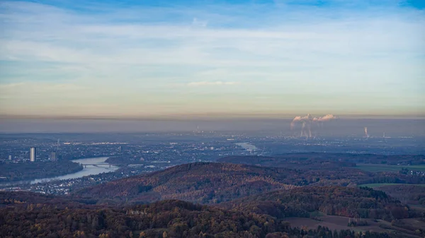 Az ipari övezet Köln és Bonn között a Rajna mentén, az Oelbergtől nézve. — Stock Fotó