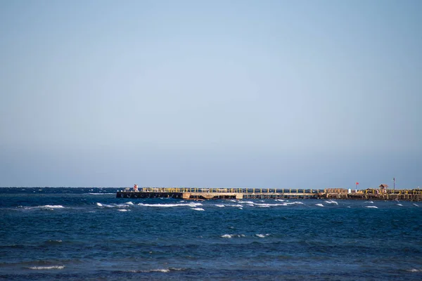 Vue d'une jetée sur la côte égyptienne de la mer Rouge . — Photo