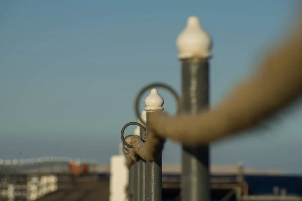 Rope railing of a landing stage in the evening light. Low angle, — ストック写真