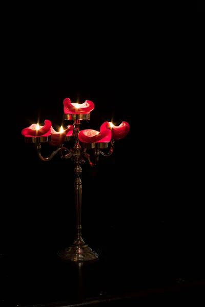 Candelabra z pięcioma prawie spalonymi czerwonymi świecami. — Zdjęcie stockowe