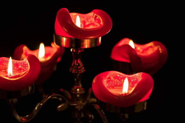 Close-up de cinco velas pilar em cima de um candelabro . — Fotografia de Stock