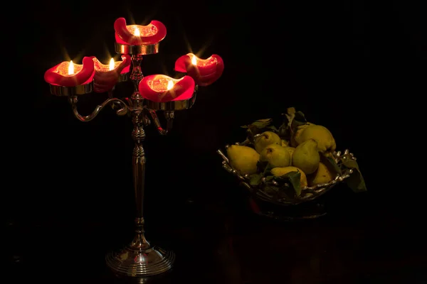 Bodegón con un candelabro y una cesta de frutas . — Foto de Stock
