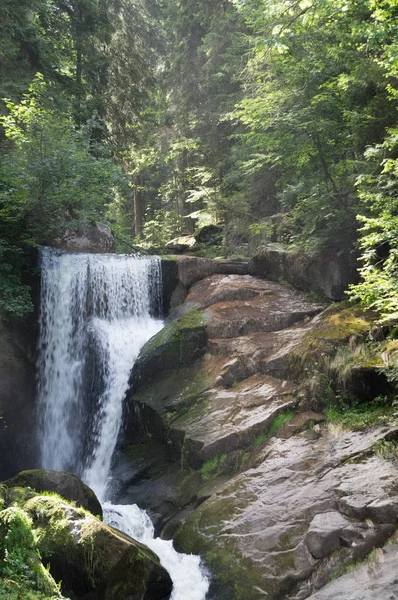 Utsikt över ett vattenfall som flyter över en klippkant. — Stockfoto