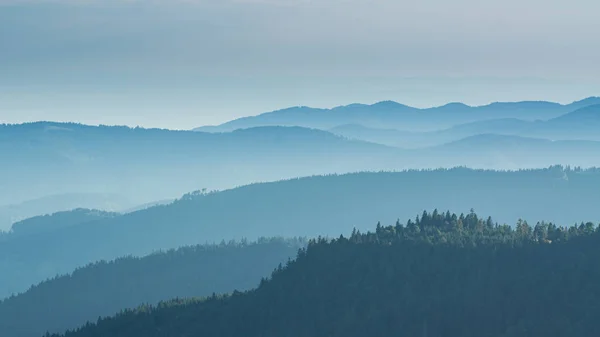 Vista do Feldberg sobre colinas nebulosas . — Fotografia de Stock