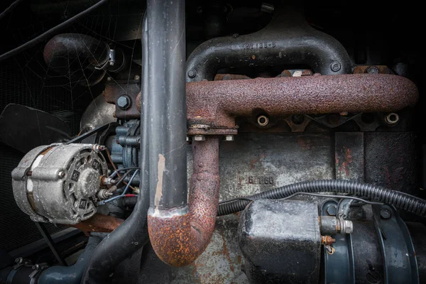 Un regard plus attentif sur un vieux moteur de tracteur . — Photo