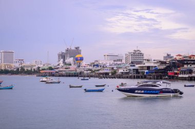  Denizde yüzen bir tekne