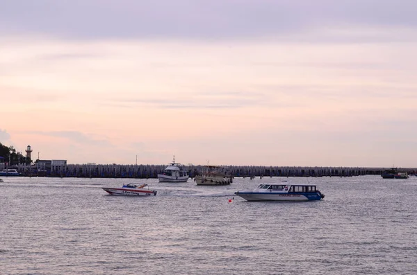 Una Barca Galleggiante Sul Mare — Foto Stock