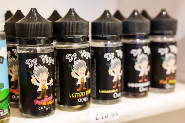 Suffolk, İngiltere 18 Mayıs 2019; Bir vape dükkanında satılık yeni e-sigara aromaları