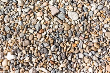 Farklı boyutlarda ve renkli çakıl taşlarının yakın çekim görüntüleri birini taşlı bir plajda buldu. Arkaplan kullanımı için mükemmel