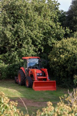 Kova kepçeli Kırmızı Vintage Traktör