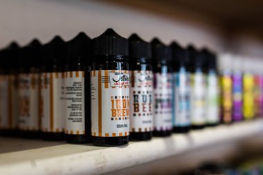 Suffolk, İngiltere 18 Mayıs 2019; Bir vape dükkanında satılık yeni e-sigara aromaları