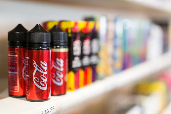 Suffolk, İngiltere 18 Mayıs 2019; Bir vape dükkanında satılık yeni e-sigara aromaları