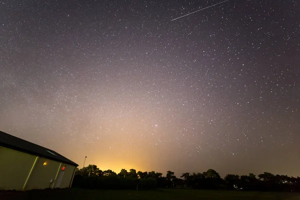 Light Trail Starlink Satellites Spacex Ukazující Jim Létání Nad Velkou — Stock fotografie