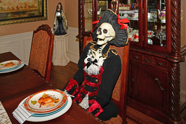 Halloween Celebration Louisville KY, USA 10-26-18 Крупный план портрета пиратского скелета, сидящего перед столом
