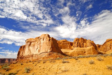 Arches Ulusal Parkı. Utah eyaletinin Moab eyaletinin kuzeyinde yer almaktadır. 2000 'den fazla doğal kumtaşı kemerinin bulunduğu yer olarak bilinir.