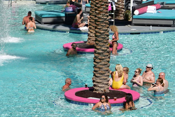 Las Vegas 米国09 18フラミンゴのビーチクラブプールは ウォータースライドに簡単にアクセスできる最も忙しいプールの1つです — ストック写真