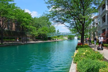 Indianapolis In, Usa 06-30-18 Downtown Indy Kanal Yürüyüşü pedal botları, bisikletler, gondollar ve hatta Segways 'in keyfi için 3 deniz mili uzaklıktadır.