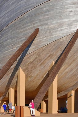 Ark Karşılaşması. Williamstown, KY, USA 10-05-19 İncil 'deki boyutlara göre inşa edildi. Bu modern mühendislik harikası ziyaretçileri hayrete düşürüyor..