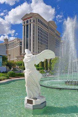 Caesars Palace Las Vegas NV, ABD 10-03-18 Halk Sanatı. Nike 'ın uzun kanatlı dişisi, Zafer Tanrıçası. Heykel bir çeşmenin parçası..