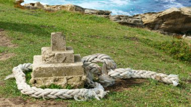 Cantabrian Denizi 'ndeki bir dağda demirleme halatı
