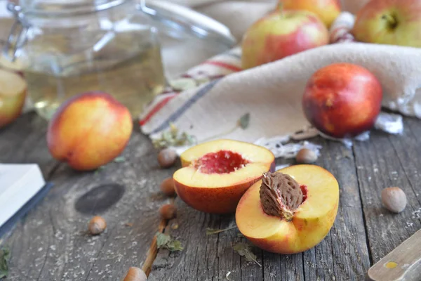 ahşap bir masa üzerinde taze kuru soğan