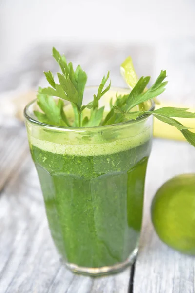 Hälsosam grön smoothie — Stockfoto