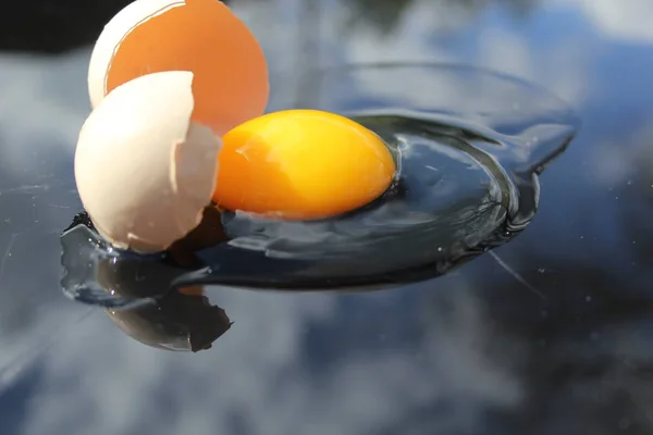 Fresh Broken Egg Mirror — 图库照片