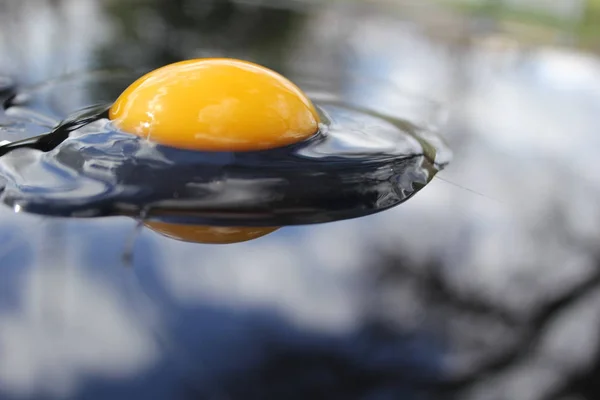 Aynadaki Kırık Yumurta — Stok fotoğraf