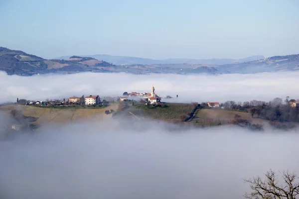 Paisaje Otoñal Con Niebla —  Fotos de Stock