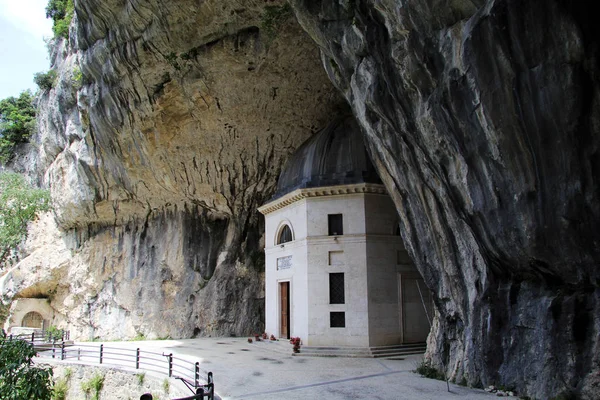 Valadier 寺位于红喉意大利的一个山洞内 — 图库照片