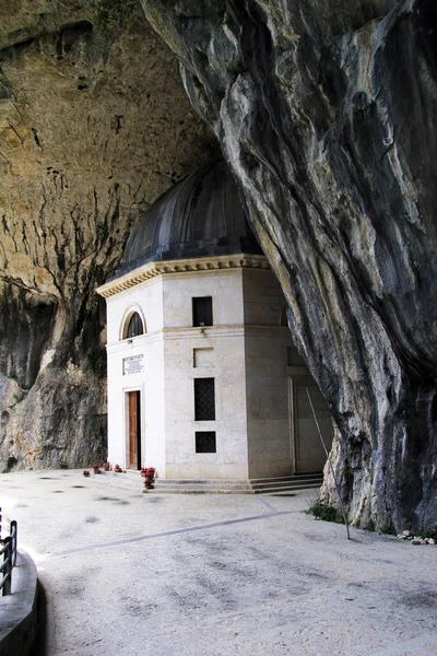 Templo Valadier Situado Dentro Una Cueva Garganta Roja Italia — Foto de Stock