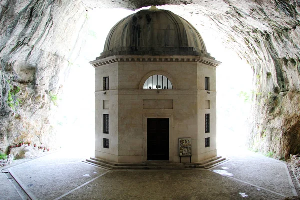 Храм Valadier Розташовані Печері Червоний Горло Італії — стокове фото