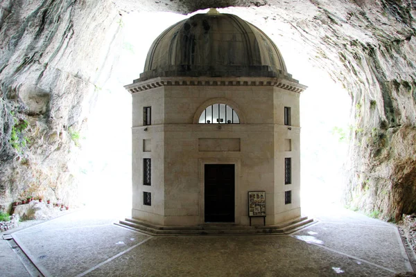 Tempel Valadier Ligger Inne Grotta Röda Halsen Italien — Stockfoto