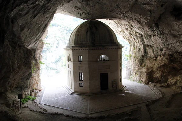 Templo Valadier Situado Dentro Una Cueva Garganta Roja Italia — Foto de Stock