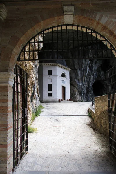 Świątynia Valadier Usytuowany Wewnątrz Jaskini Czerwone Gardło Włochy — Zdjęcie stockowe