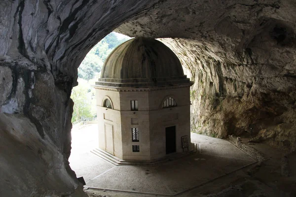 Tempel Valadier Ligger Inne Grotta Röda Halsen Italien — Stockfoto
