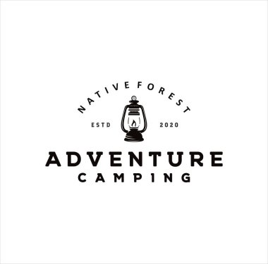 Kamp logosu vektör çizimi. Açık hava macera gezisi, fener ve dağ siluetleri Grunge Retro Hipster, klasik tipografi rozeti tasarımı, baskı damgası