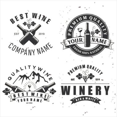 Şarap etiketleri seti. Grunge efektlerini kullanarak klasik şarap tasarımı için element. Şarap sembolleri: üzüm, şişe ve cam. Şarap amblemleri ve amblemleri. İllüzyon İllüzyonu