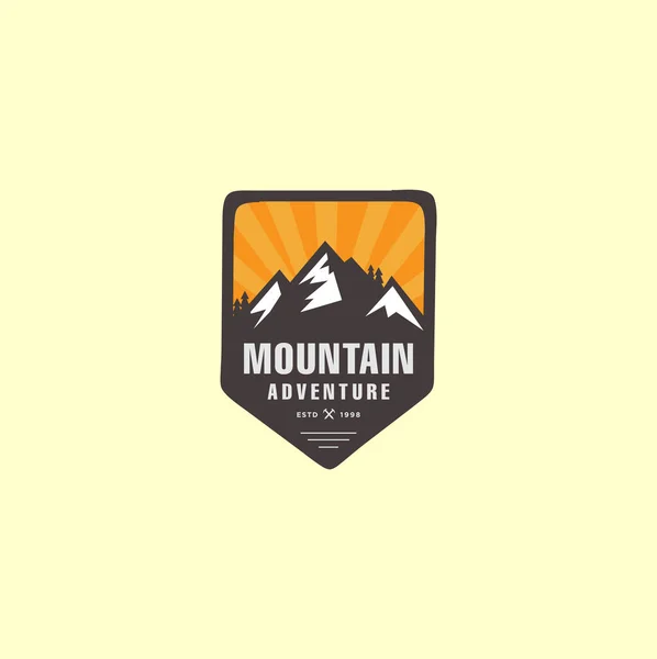 Mountain Outdoor Logo Design Hiking Camping Expedition Outdoor Adventure Exploring — стоковый вектор