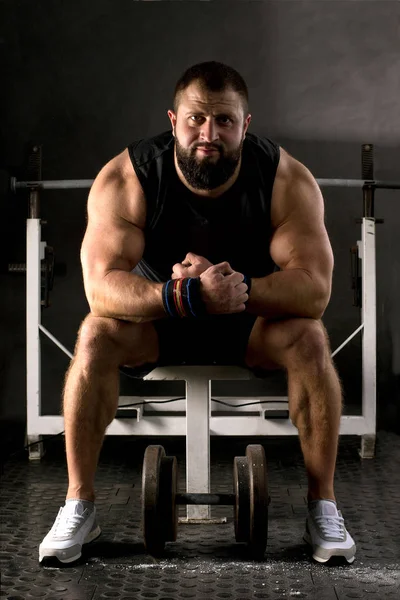Powerlifter z silnymi ramionami przygotowuje podnoszenie ciężarów. Trening muskularnych mężczyzn na siłowni. Koncepcja zdrowego stylu życia. — Zdjęcie stockowe