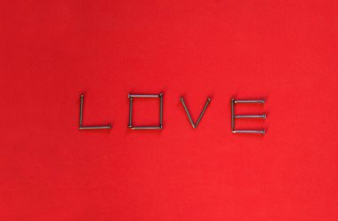 Aşk çivilerden yapılmıştır. Sevgililer Günü 'nün dibi için metal yazıtlar. Aşk kavramı. Metin için boşluk