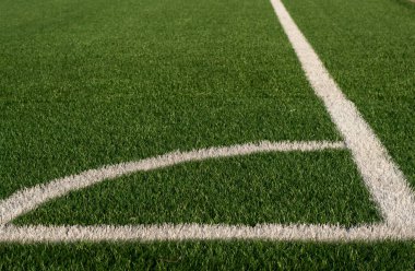 Yapay yeşil çimenler ve beyaz sınır çizgileri. Futbol sahası için suni saha. Bir stadyumdaki futbol sahasında. Seçici odak