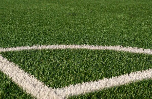 Sztuczna zielona trawa i białe linie graniczne. Sztuczna trawa do piłki nożnej. boisko do piłki nożnej na stadionie. Skupienie selektywne — Zdjęcie stockowe