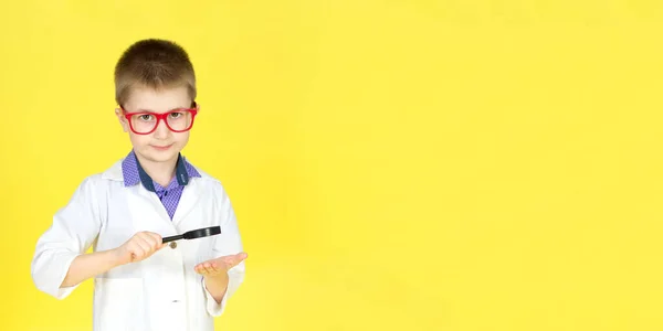 Pojke Med Glasögon Medicinsk Klänning Och Förstoring Gul Bakgrund Liten — Stockfoto