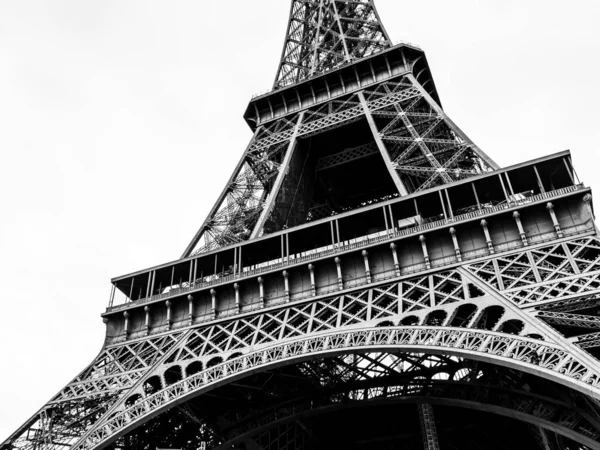 巴黎黑白相间的埃菲尔铁塔 — 图库照片